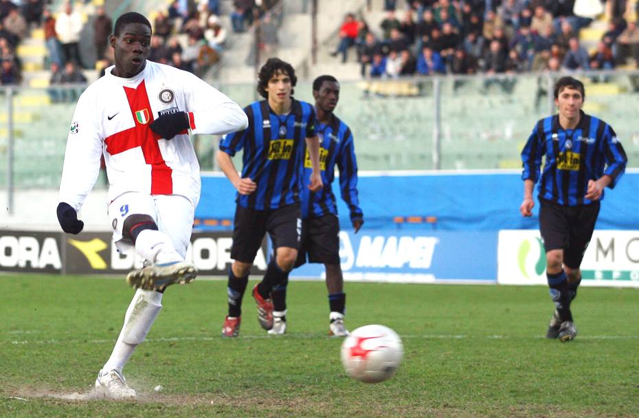 Dal 2007 al 2010 con la maglia dell&#39;Inter. Qui al Torneo di Viareggio nel 2008: Mario segna il rigore decisivo nella sfida con l&#39;Atalanta (Pegaso)